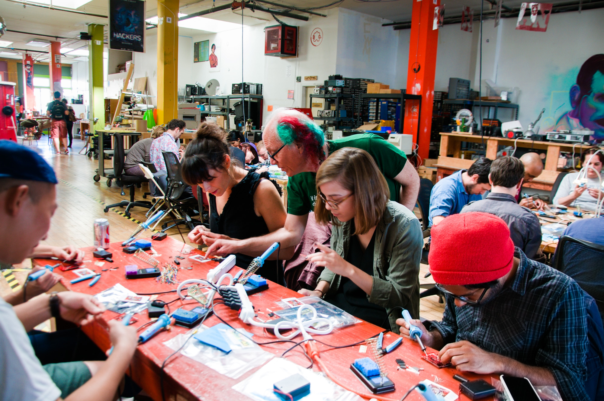 Mitch Altman prowadzący warsztaty Noisebridge Hackerspace, CC-BY-SA Mitch Altman 2015